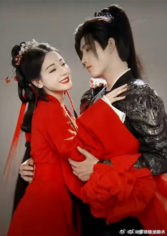 陈飞宇给迪丽热巴披外套陈飞宇一款年下的哥白日提灯 片场花絮甜度超标，陈飞宇给迪丽