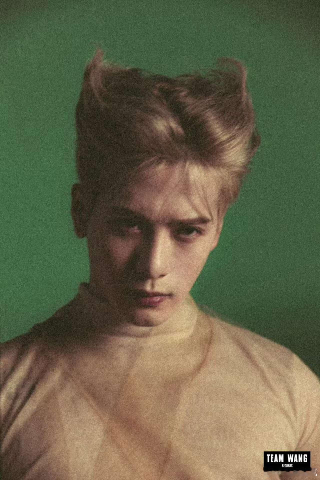 王嘉尔这是跨年还是科切拉 他的乐曲节奏和舞蹈动作完美融合，毫不拖泥带水。这样的舞