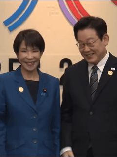 李在明与高市早苗举行首次会晤，合影完，高市早苗突向韩国国旗鞠躬。
网友：这啥？是