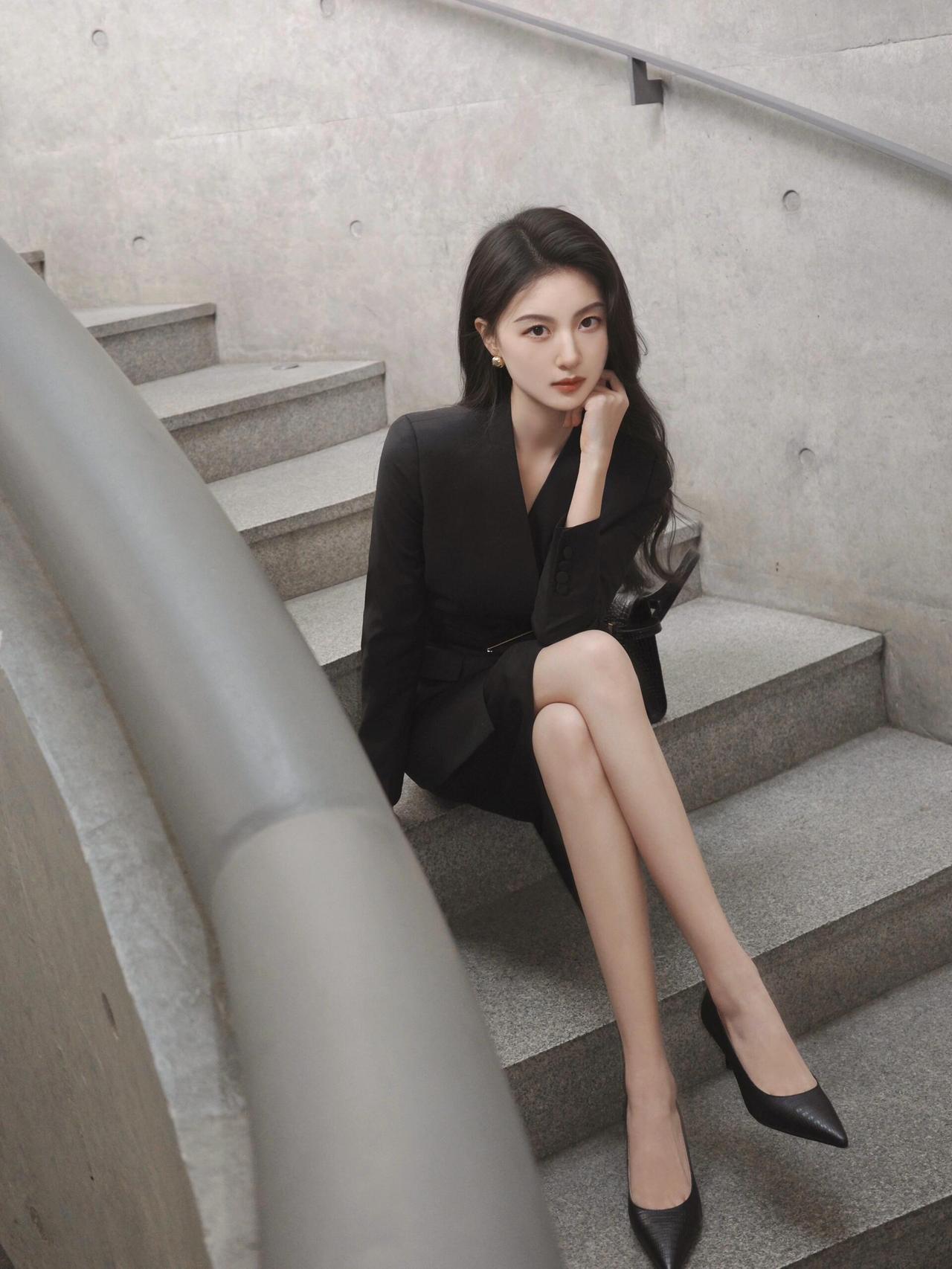 职场女性穿衣可有不少门道。金融行业，套装就挺合适。我有个在银行上班的朋友，常穿深