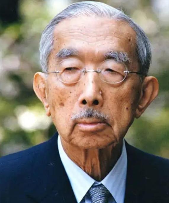 二战后，裕仁多次出访欧美国家，但从未到过中国。在欧美，裕仁在多种场合鞠躬下拜，表