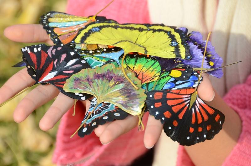 今日手工打卡！秋天到了，正是做银杏叶蝴蝶的好时候。捡几片银杏树叶，就能做出漂亮的