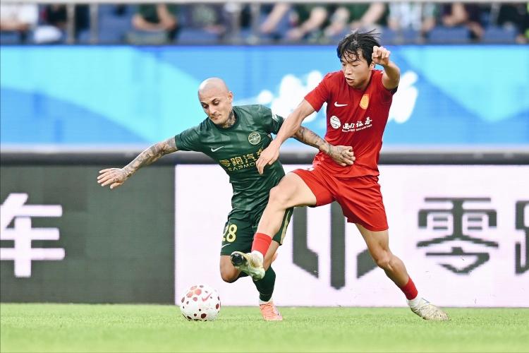 防得心态炸裂！
两次薅李镇全头发，
米特里策被红牌罚下。

4月5日中超第4轮，