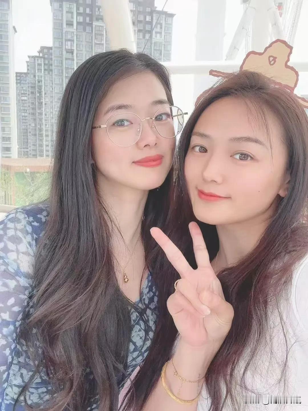 坐上摩天轮，仿佛能触及到天空…