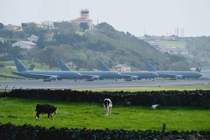 2月18日至19日，葡萄牙亚速尔群岛的拉日斯空军基地迎来了美军飞机数量最多的一次
