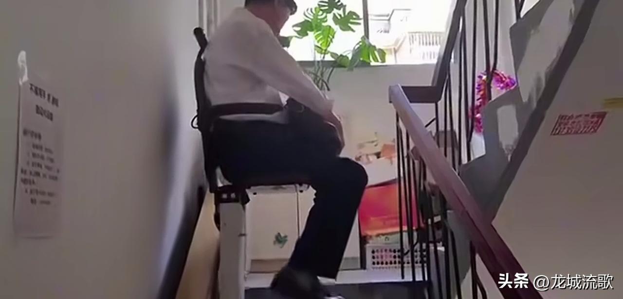 这样子难道不行吗？
老房子改造加装电梯，为啥非得是传统直梯？像下图这样的座椅电梯