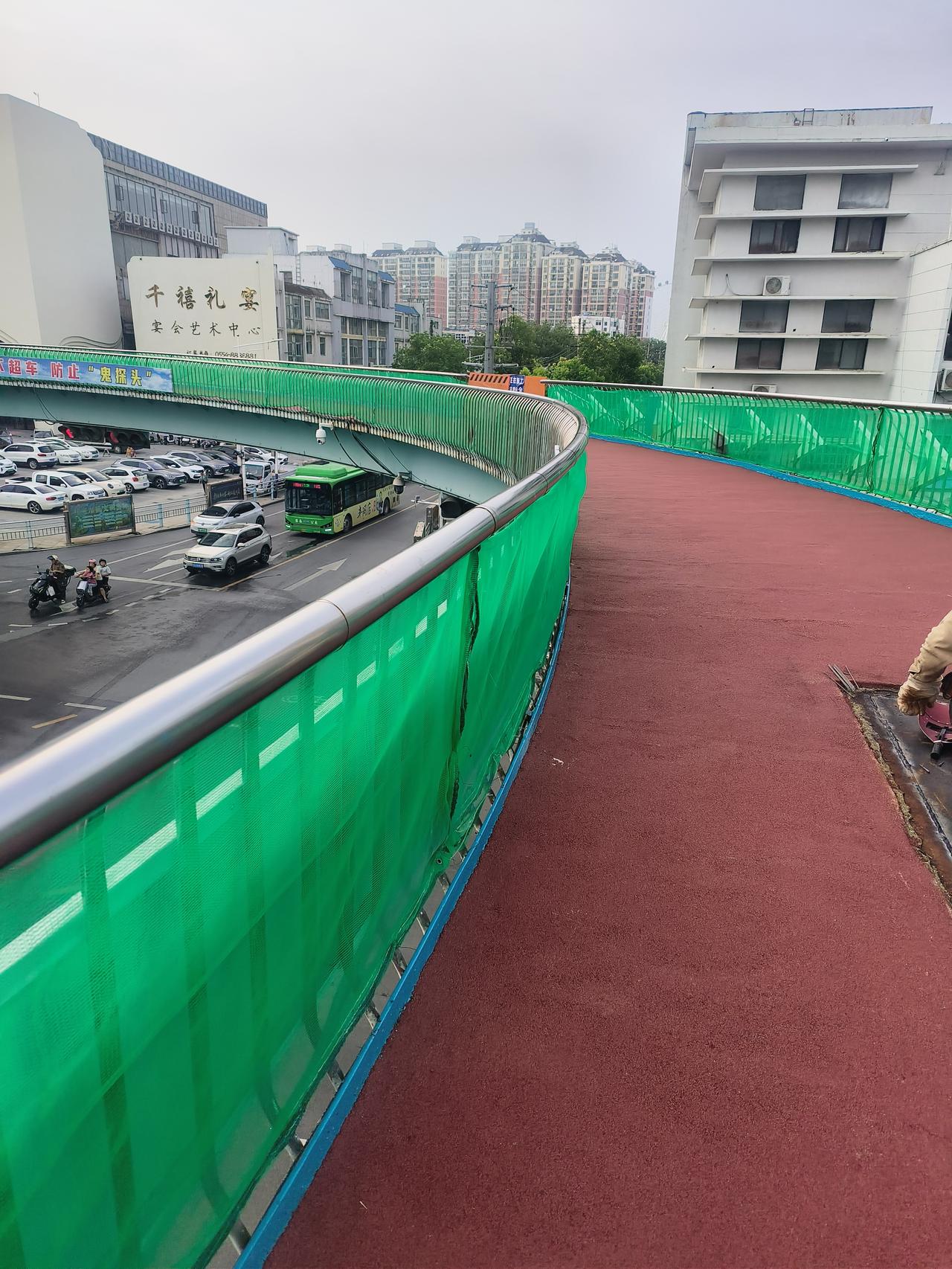 田家庵四海立交桥人行道上在维修，为了安全起见，镂空地方都用绿网罩上了，有的出入口