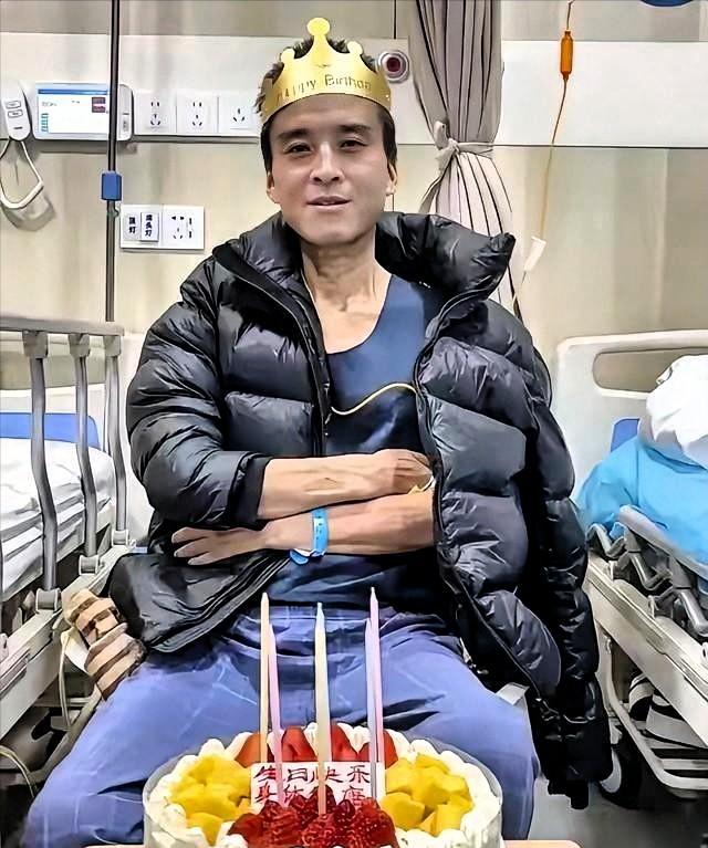 泪目！陕西47岁男子肝癌晚期。家人千方百计瞒着他，不让他得知病情。谁料，男子死后