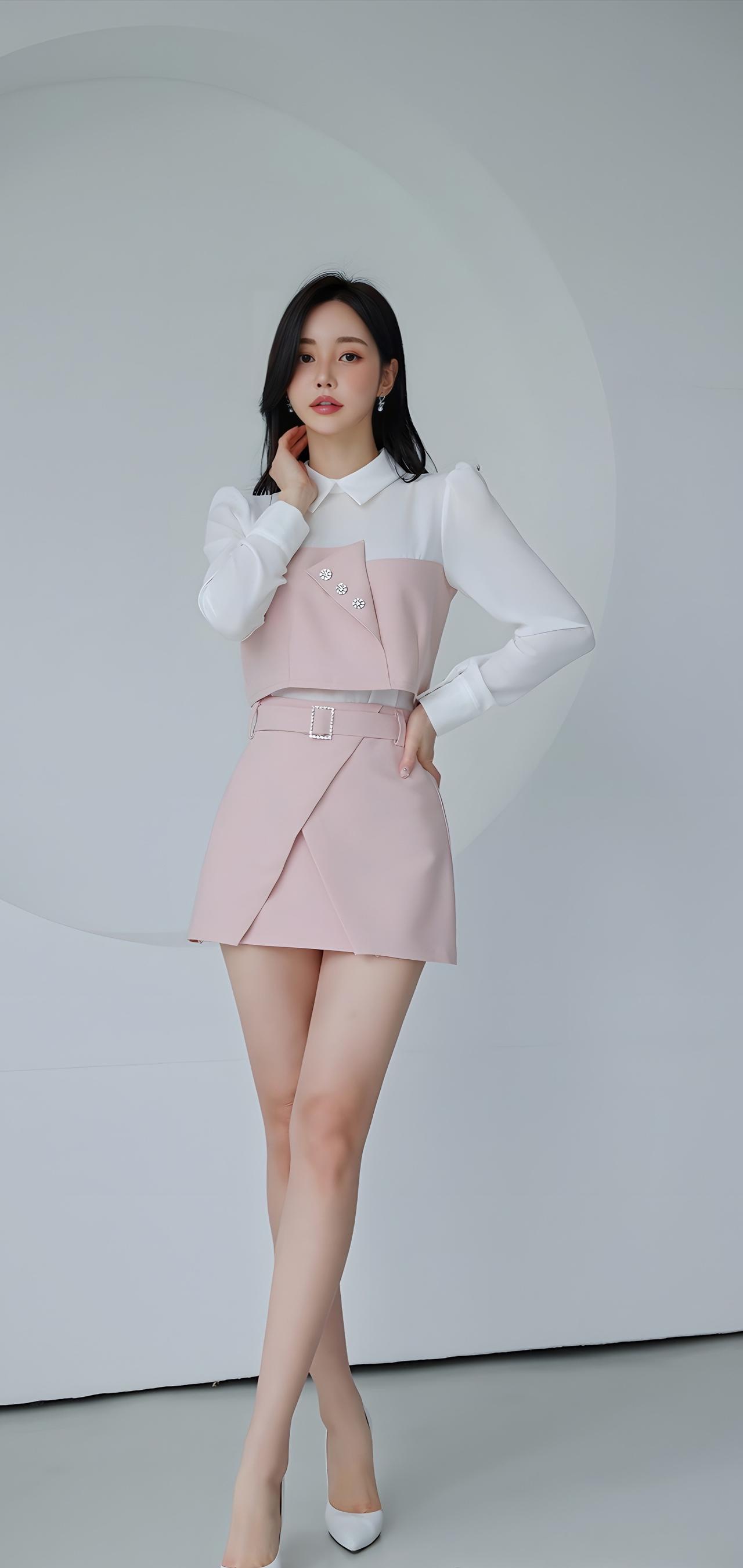 甜美少女风穿搭，粉色裙装搭配白色衬衫，优雅迷人！