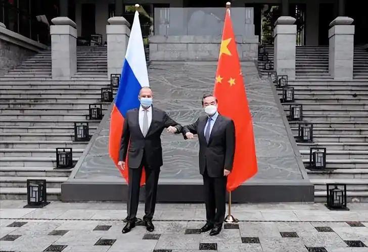 俄罗斯的死穴只有一个，就是中国，一旦中国稳固，俄罗斯的实力就难以被彻底击败。俄乌