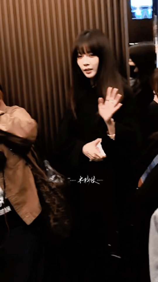 宋妍霏这造型一出来，直接梦回千禧年韩剧时代！她的眼神里仿佛有故事，妥妥的韩剧女主