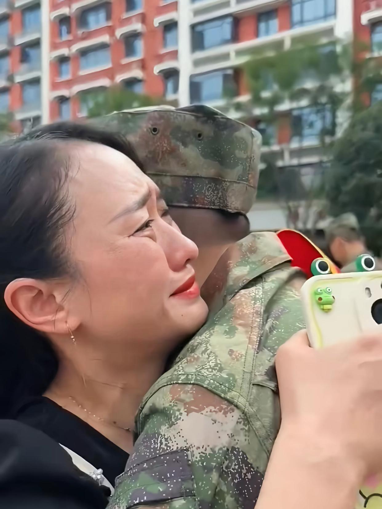 “没有血缘，却比亲妈还亲。”车站送兵，四周都是父母送孩子，只有一个姑姑站在角落里