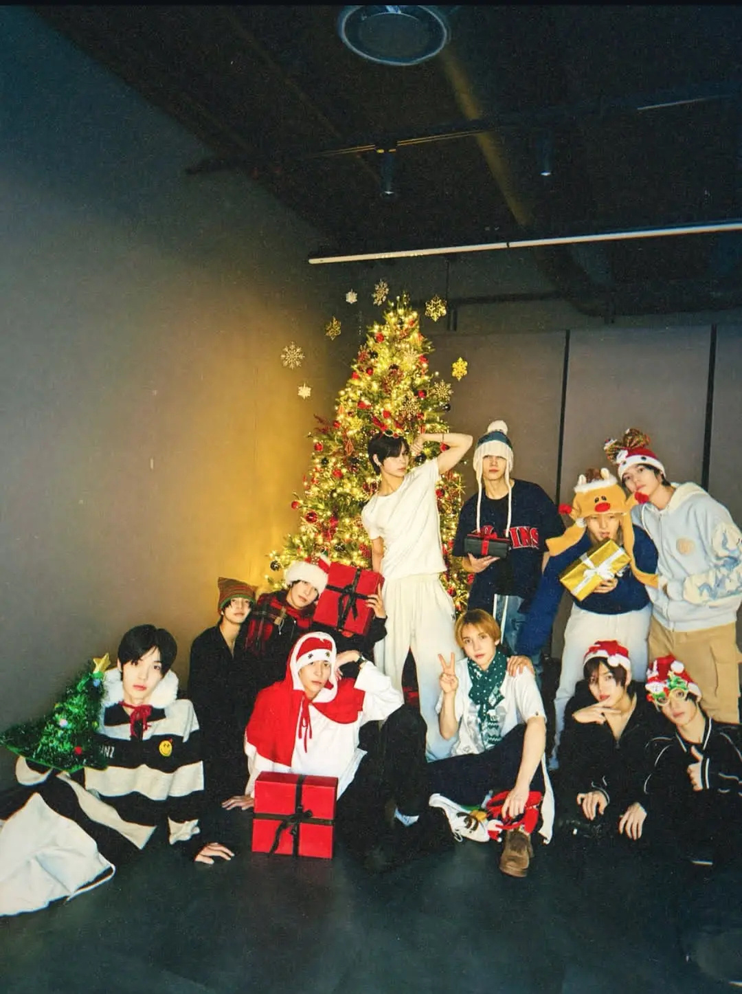 smtr25圣诞节合照 smtr25官方发布练习生圣诞节合照🎄 