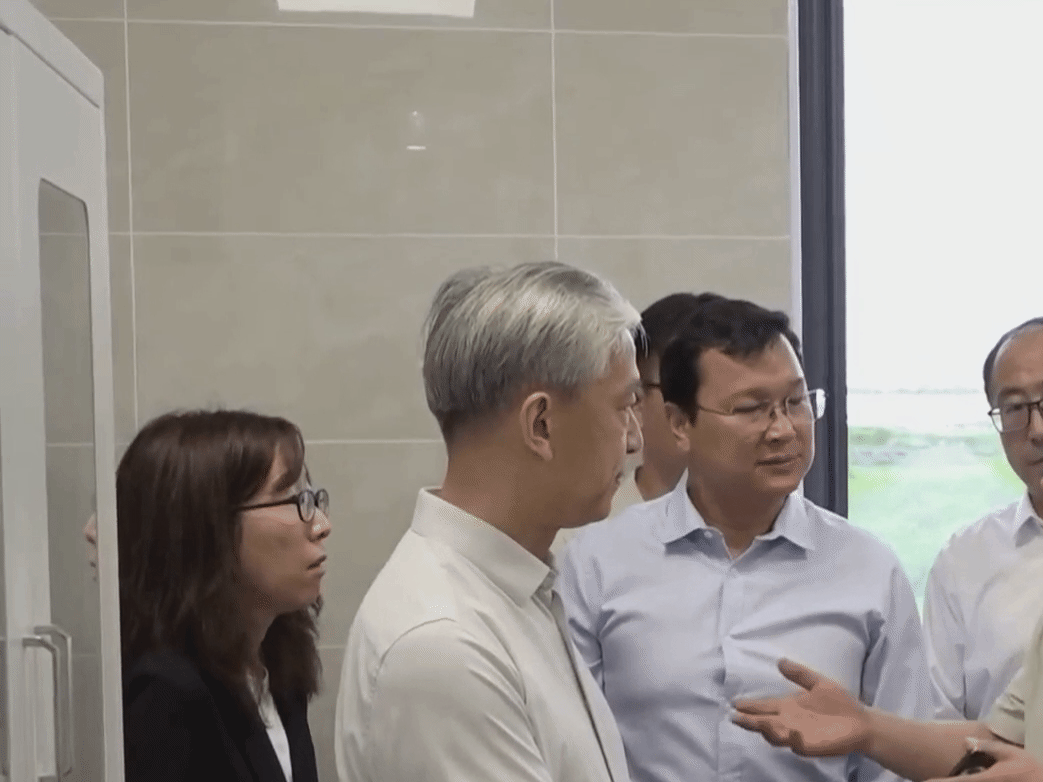 顺滑的头发散发光泽 
