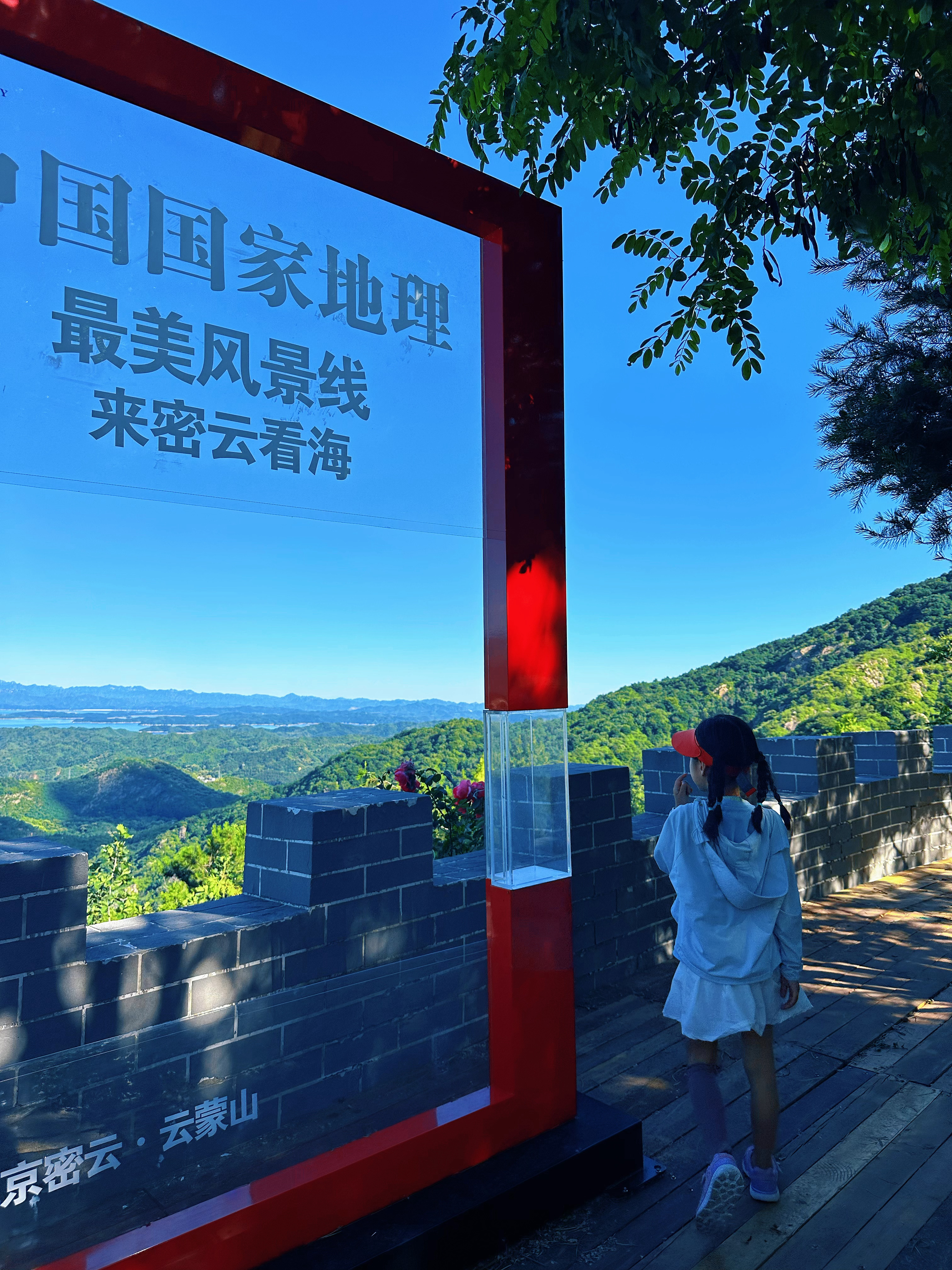我女儿超棒，今天还挺热的，陪我出去拍了一天的宣传，早上7点半出门，晚上九点才回家