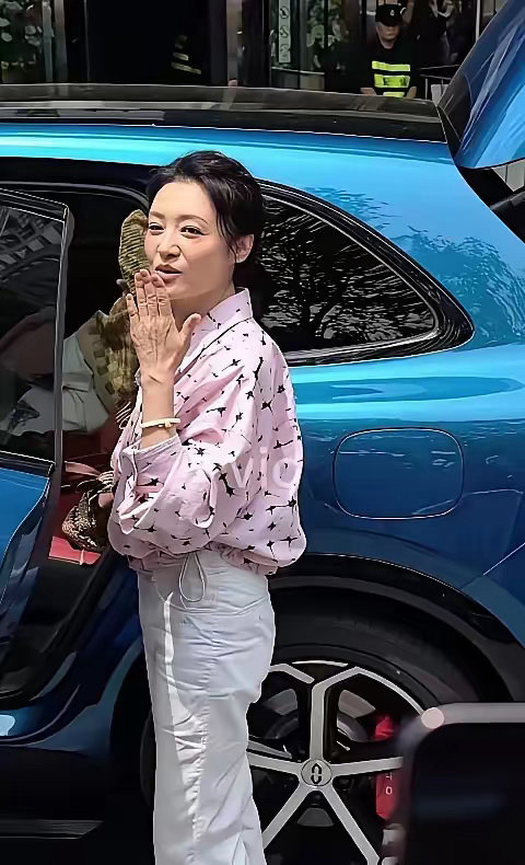 天呐，第一眼差点没敢认！岁月终究是不败美人，却也饶过谁？连我们心中的女神，也悄悄