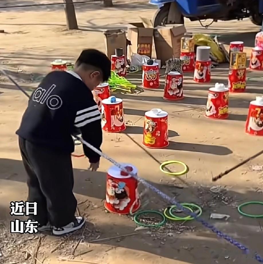 山东老板也太心软了吧！
 
我刷到山东萌娃套圈视频
真的要被可爱晕了🥺
 
小