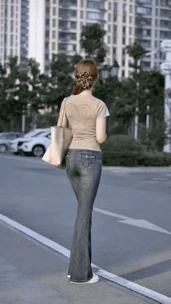 不知道她是不是在等车，我很想捎她一程