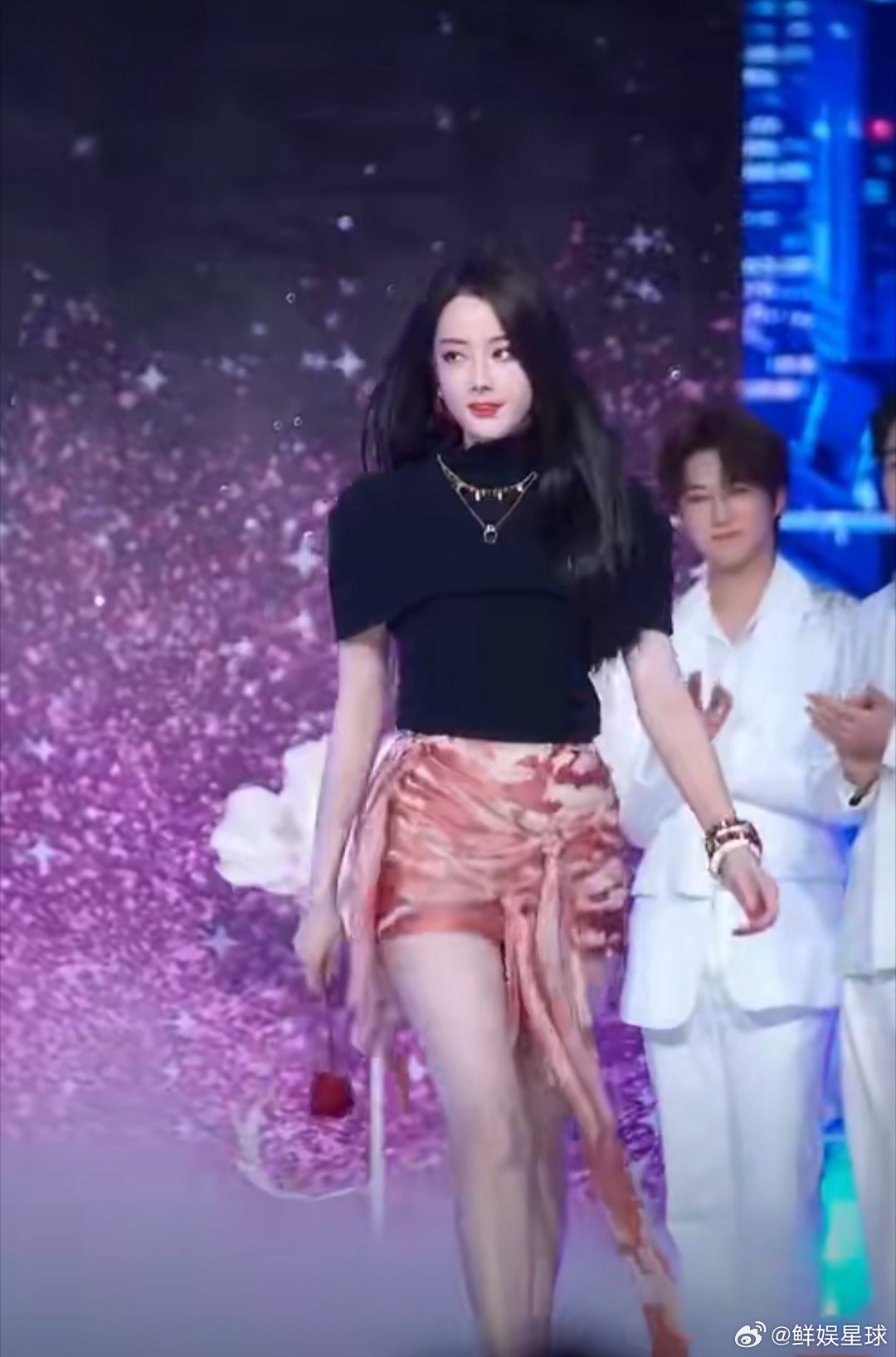 热巴的舞台永远值得期待！这次开场又是新风格，直接美到失语！迪丽热巴Hi6开场舞台