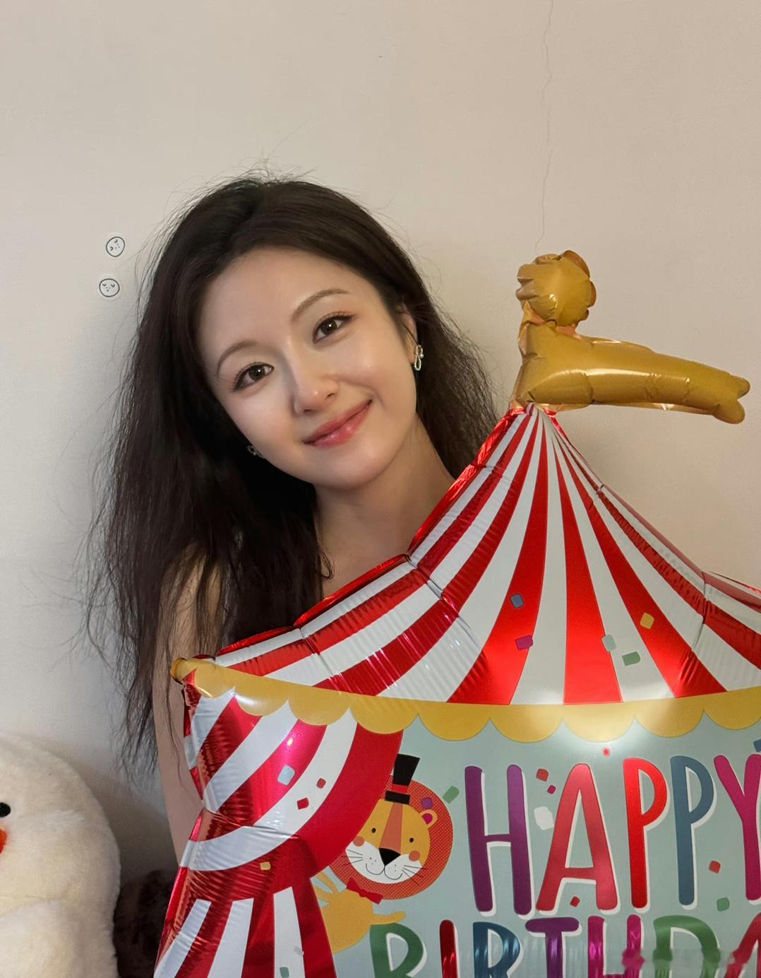 李兰迪晒庆生照感谢粉丝的陪伴，笑容看起来好有感染力啊[送花花] ​​​