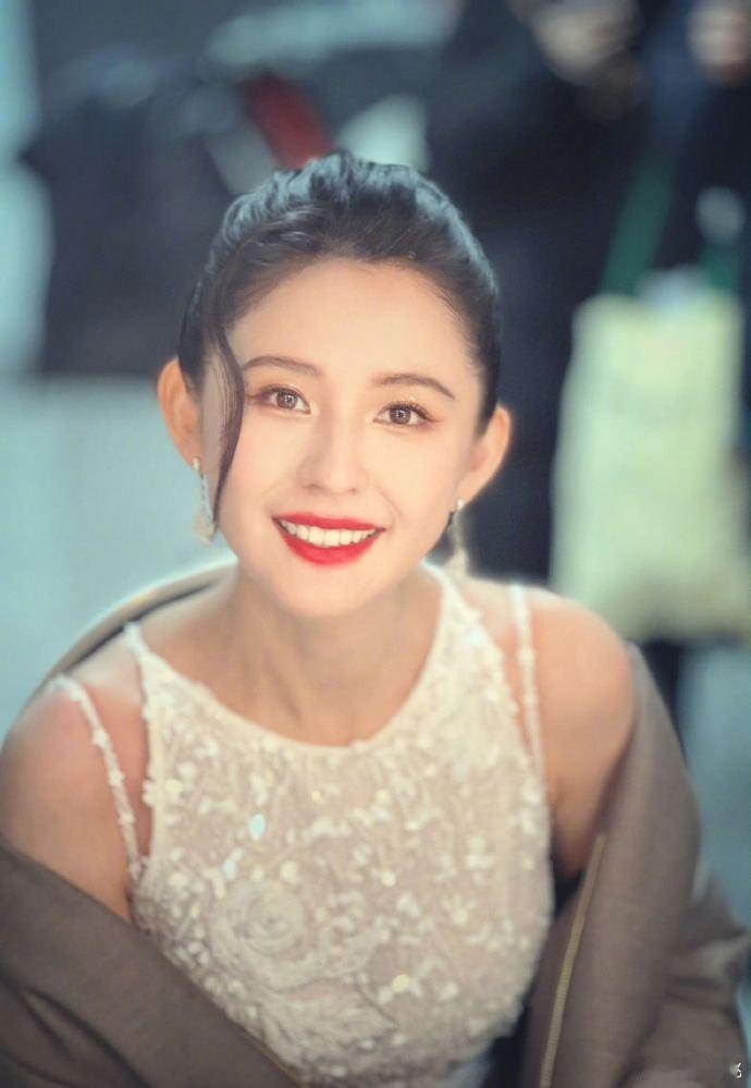 内娱终于有明星拍出电影感画面了 李沁被黄觉拍出灵动本色！鲜活状态溢出屏幕，感染力