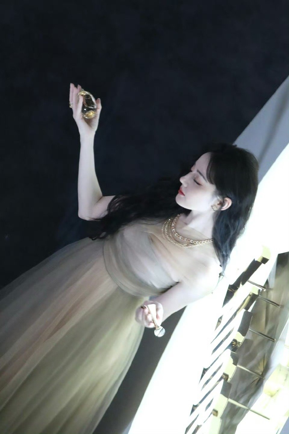 俯拍视角的迪丽热巴迪丽热巴俯拍生图俯拍视角的迪丽热巴，香香公主 ​​​