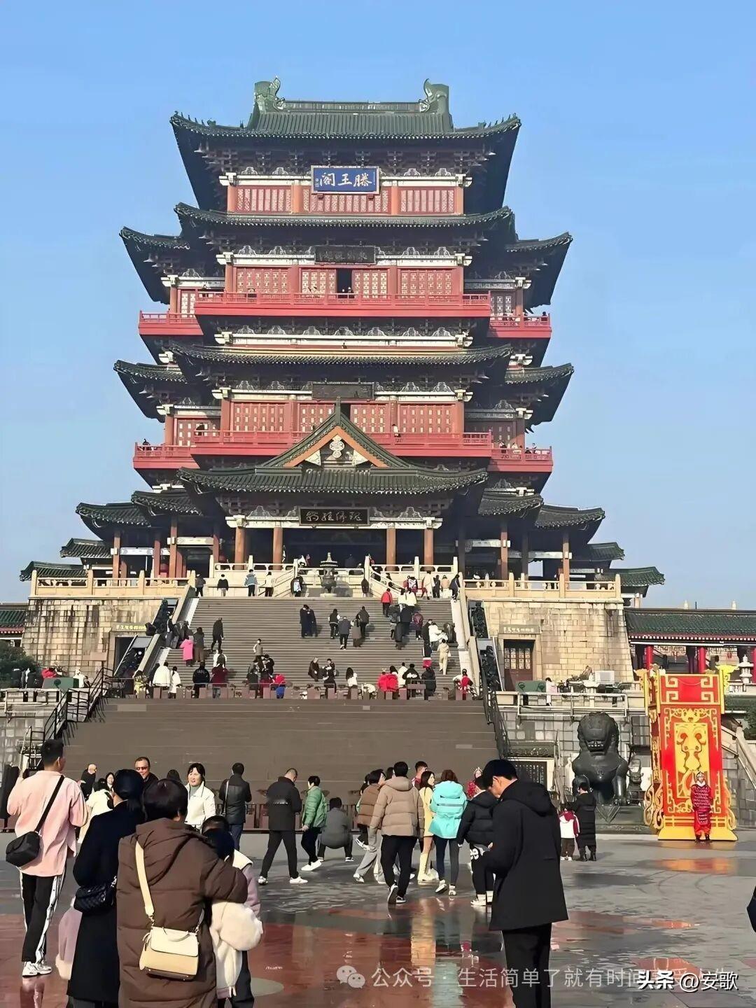 上联:秋望佳人千里雁
下联:春盼归客万重山
横批:深情期盼