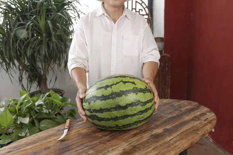 既然是西瓜，那么它的价值也就那样。之所以瓜王会卖的贵，不过都是炒作而已。当没人跟