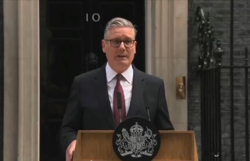 英国首相斯塔默宣布辞去工党领袖职务，将继续留任首相，直至新领袖的选举结束。 ​​