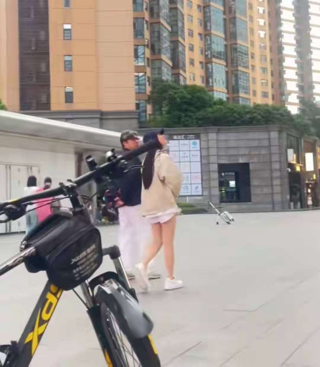 网友长沙偶遇李湘王诗龄王岳伦，王岳伦王诗龄两人走在前面，李湘走在后面，久违露面的