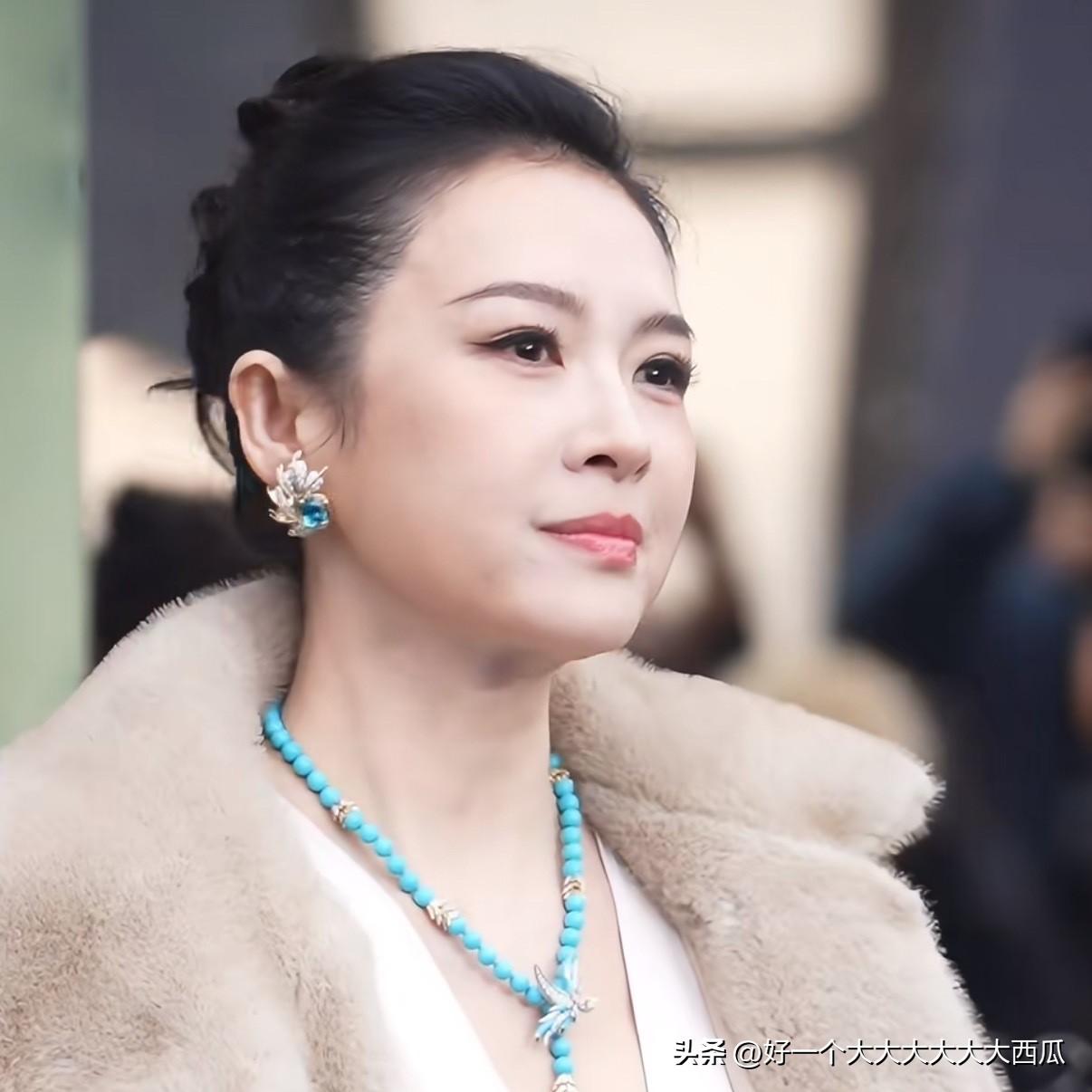 你告诉我这是章子怡？
不看名字完全认不出来，
章子怡不是一直以骨相优秀的脸而著称