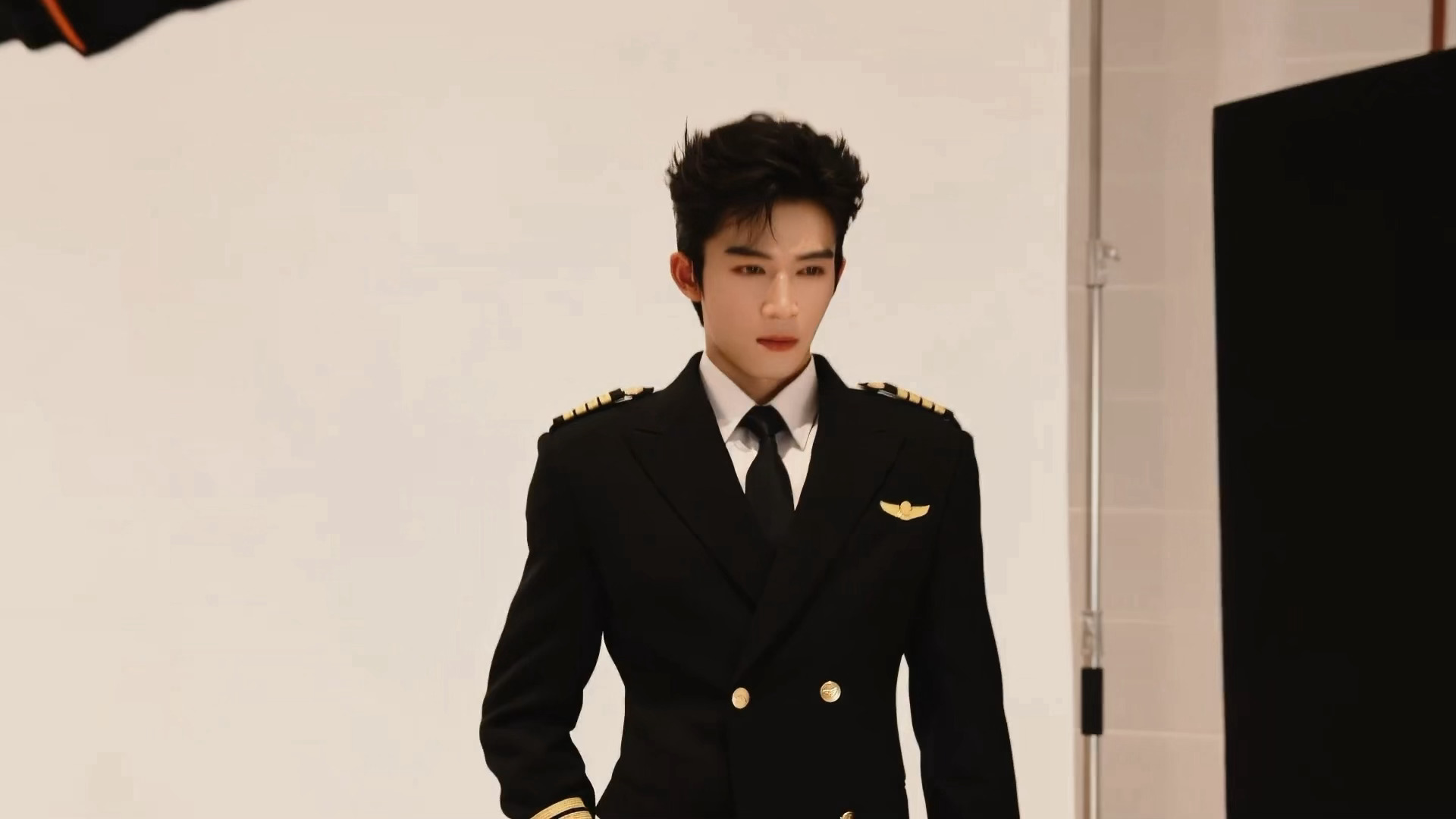 王星越《告白》周京泽飞行记录更新，看这位穿上制服的机长帅成啥样了