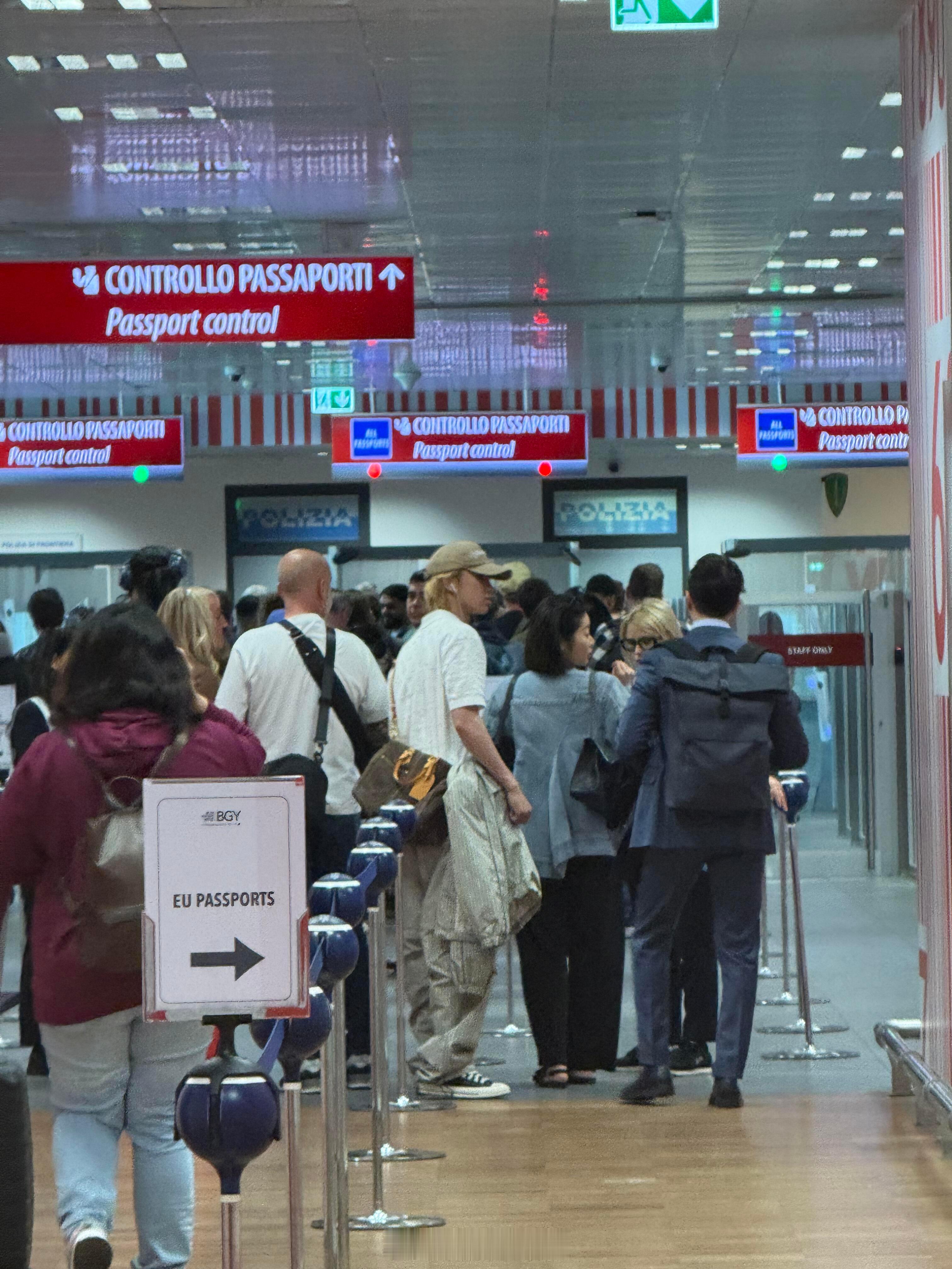 米兰机场偶遇徐明浩网友米兰机场偶遇徐明浩 求偶遇小八教程 