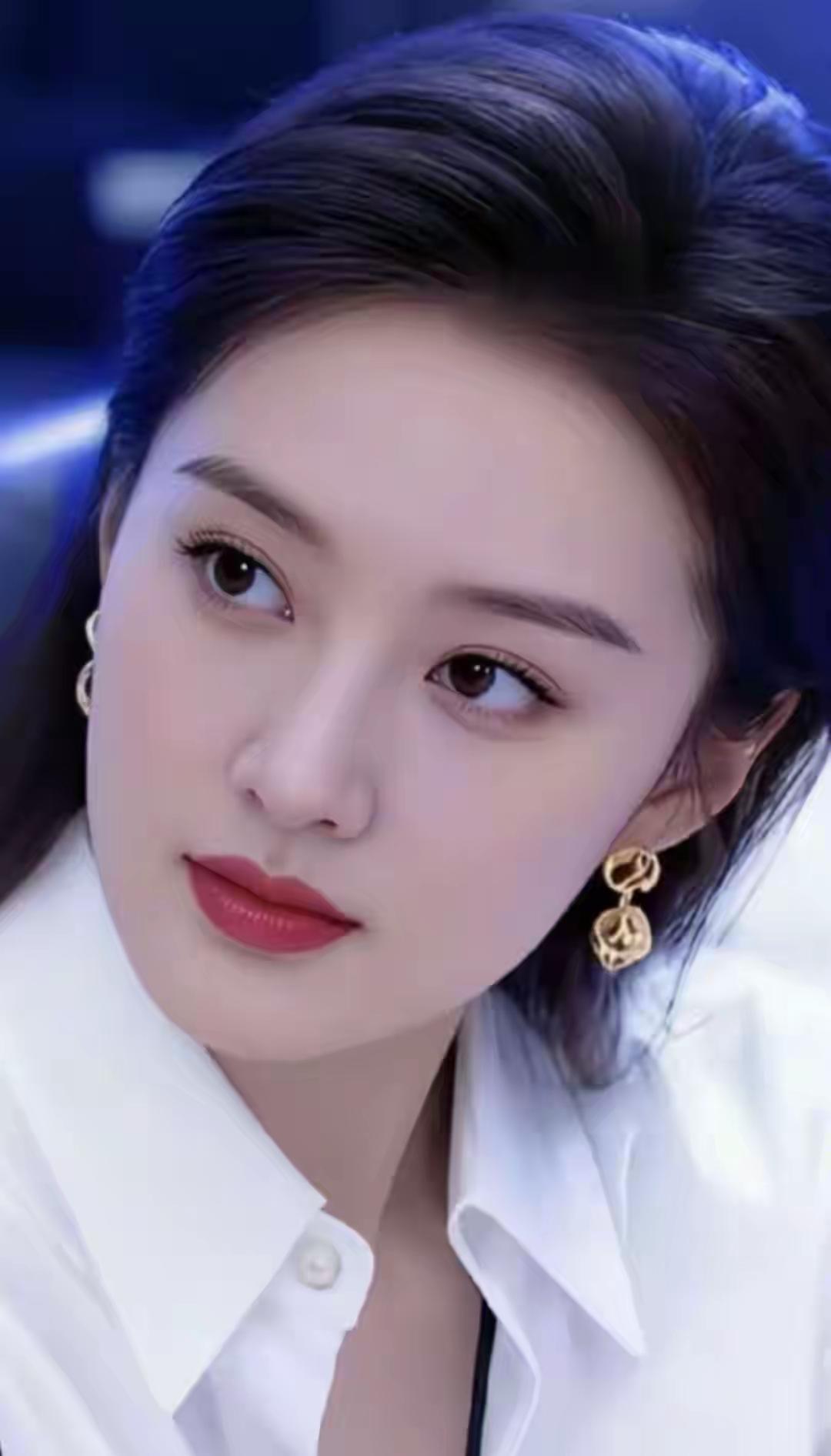 优雅白衬衫，红唇诱惑，尽显女性魅力！💄✨