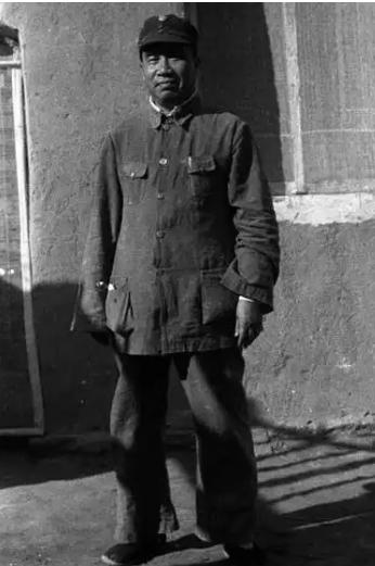 1927年，朱德带800残兵被上万国军围死，他给对面俩军长写信：我是你大哥，结果