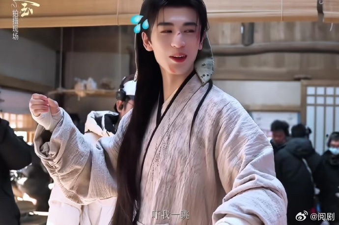 逐玉的三围互动我给到夯逐玉这段花絮也太会了吧，樊长玉给谢征量三围，动作自然又亲昵