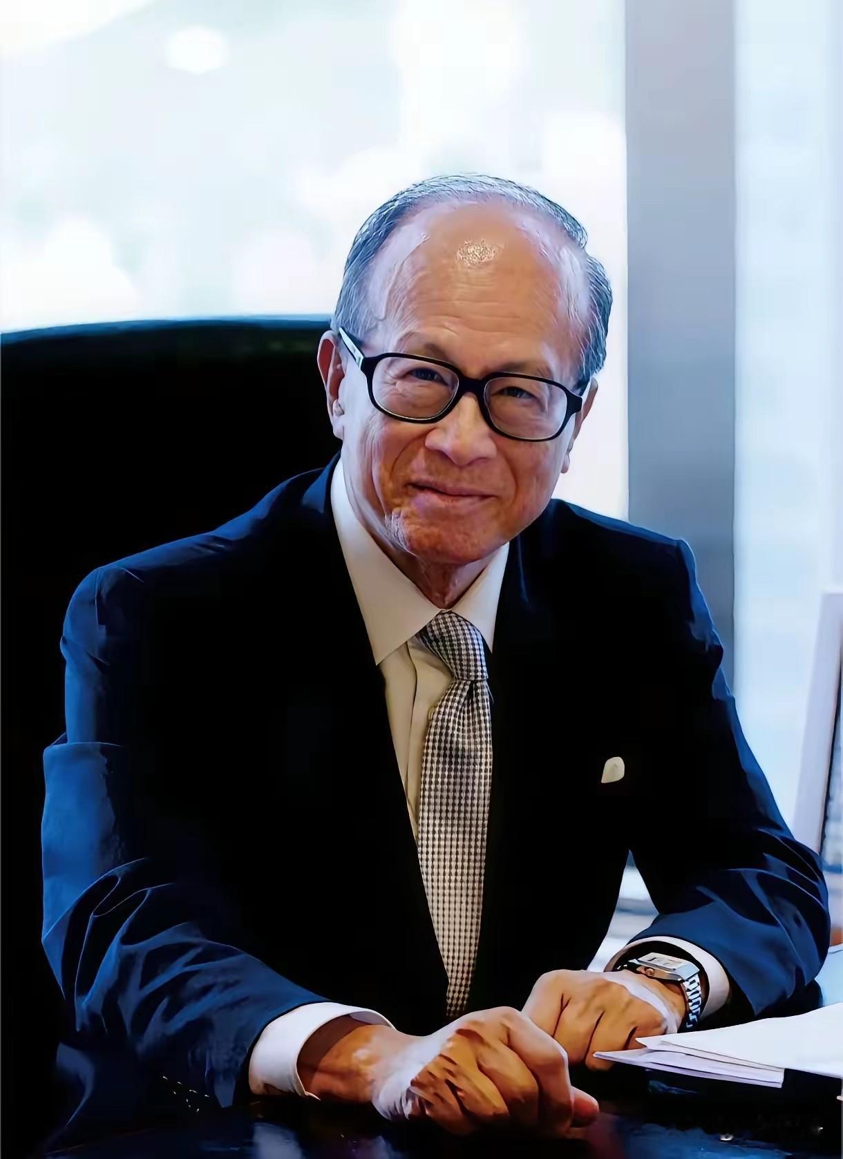 98岁李嘉诚凭啥还这么ying朗？
其实就靠这5点！
第/一，作息雷打不动。每天
