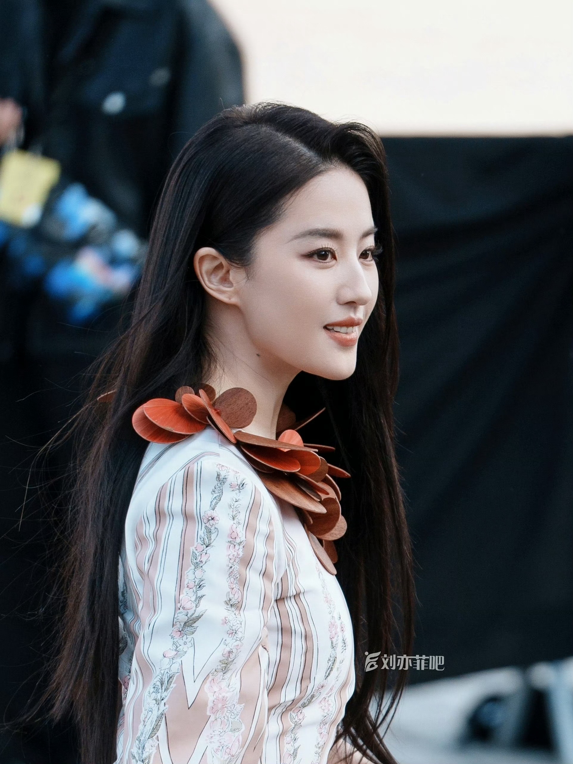 不知道为什么刘亦菲穿上就超级美，LV感谢刘亦菲吧 刘亦菲太美了，衣服都好看了。 