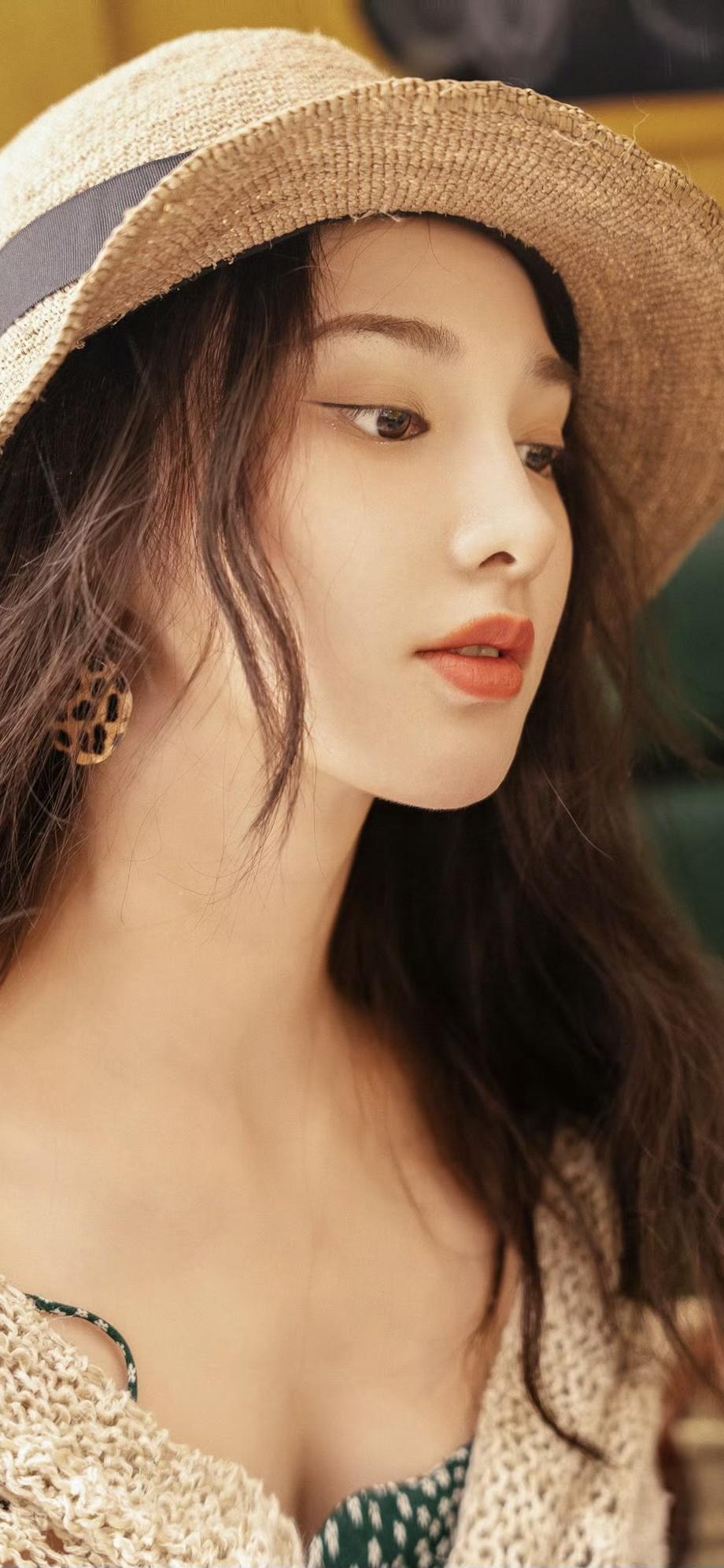 美女壁纸-第6037期-彭小苒