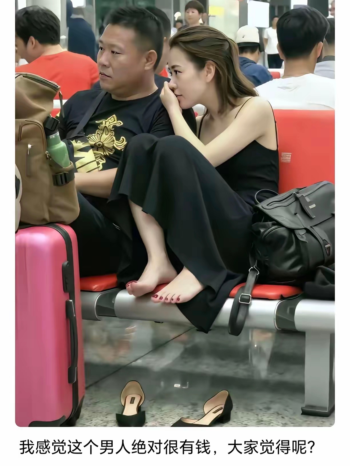 这个女生光脚在公共场合坐着也是没谁了！！ 