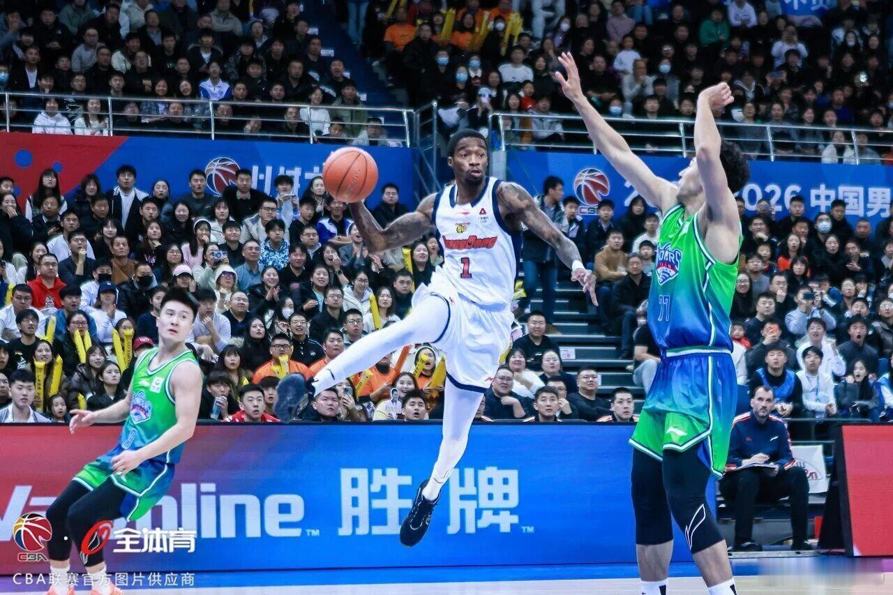 广东男篮八连胜赢天津这场比较轻松，对手也就是一开局给了广东一点威胁，从松懈中恢复