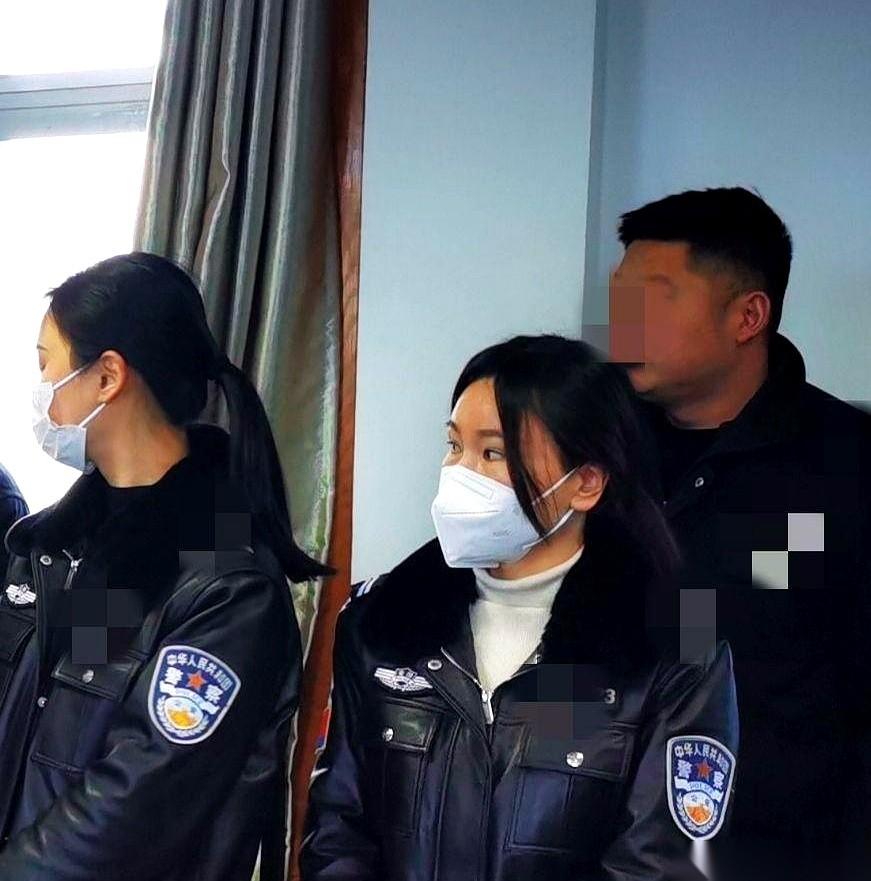 “砰”的一声闷响。地铁站光滑的石带地上，一个身穿制服、个头高挑的女警，连人带装备