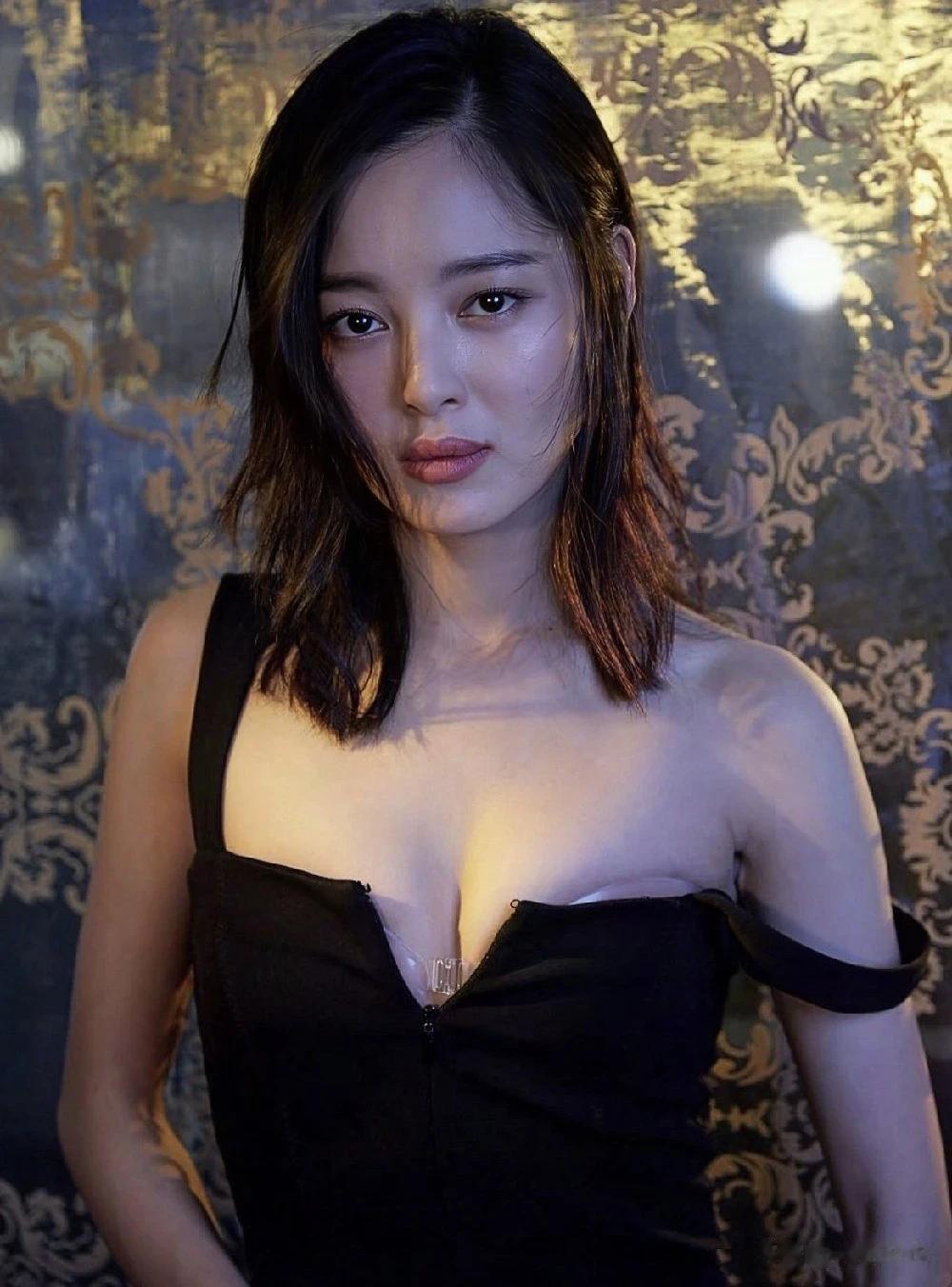 辛芷蕾真是一位非常有韵味和气质的演员，她的美丽和魅力真的无法用言语来形容。她的面