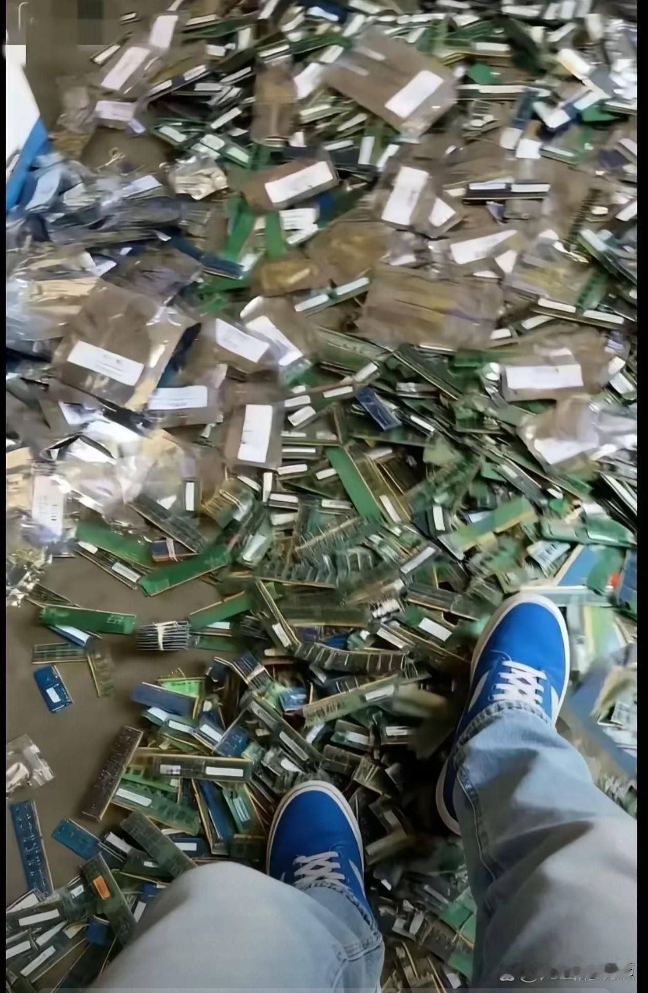 河南一位“破烂王”突然刷屏。

​​​镜头里，几百平的库房被内存条填成金色海洋，