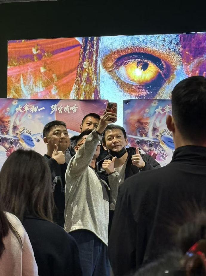 春节版限定锦鲤好运啊，网友看个星河入梦还能偶遇郭帆老师！！接好运！！！郭帆导演的