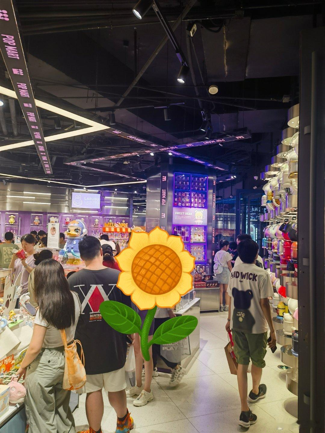 这就是中国经济的底色，你要说中国经济不行，我是绝对不会相信的。你看看手机店里面，