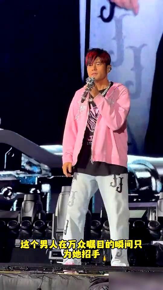 我有点难过。
看到昆凌提前离场的热搜，心里咯噔一下。
这不是什么霸总宠妻，这是他