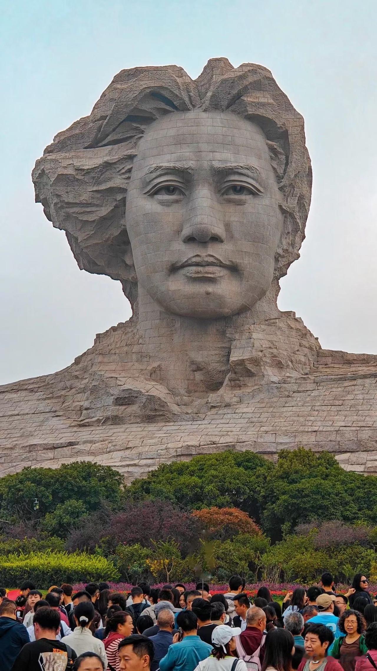 繁华街头的霓虹灯，热闹非凡的夜市，让人流连忘返。