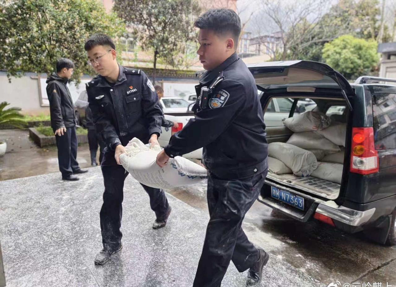 松阳G235国道上，5吨面粉突遭雨淋险成泥，村民冒雨抢收、民警午休守护，这场跨越