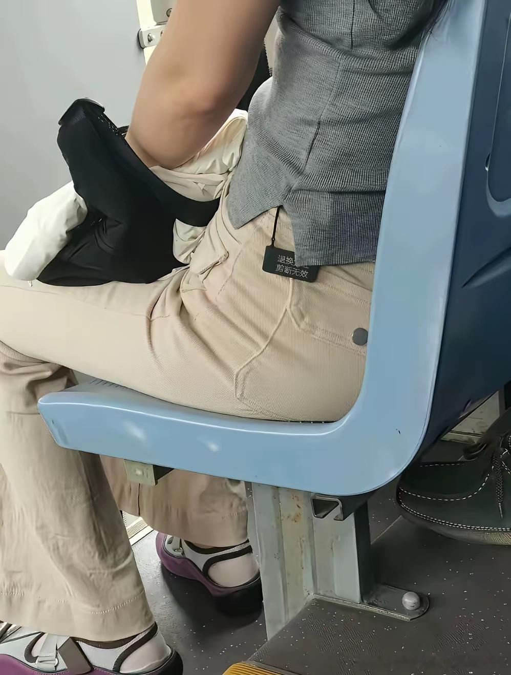 像这样，网购穿了几天，又无理由退货，那商家又会怎么处理这个衣服呢？给大家一个温馨